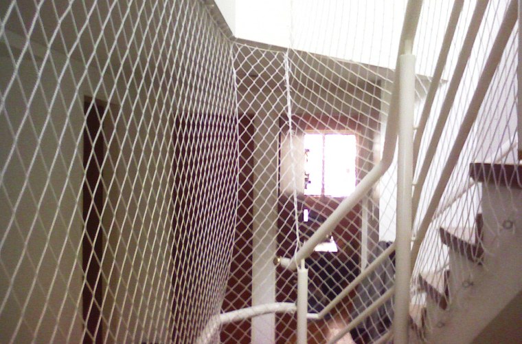 red blanca en escalera